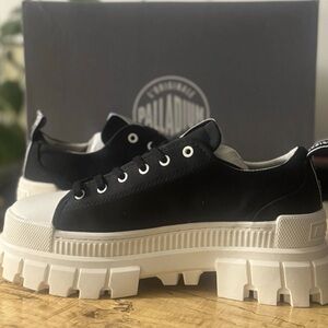 ⭐️ NIB Palladium Revolt LO TX Black/Marshmellow - Size 9